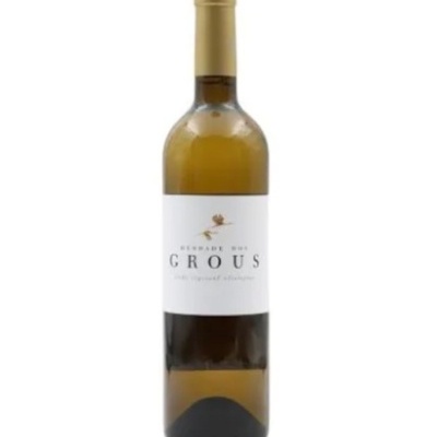 Garrafa de vinho branco com rótulo branco e cápsula dourada