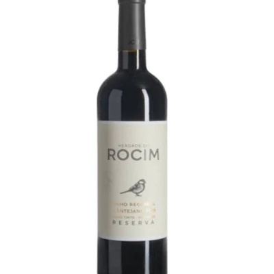 Garrafa de vinho tinto Herdade do Rocim com rótulo branco e pássaro desenhado