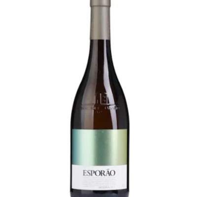 Garrafa de vinho Esporão com rótulo verde e branco