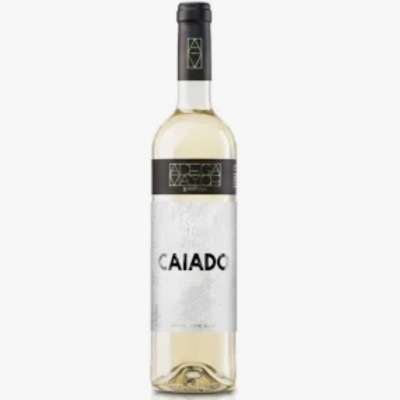 Garrafa de vinho branco com rótulo branco e preto e texto CAIADO