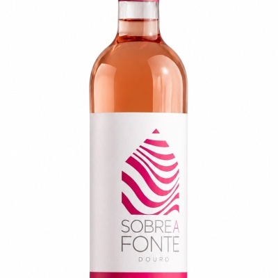 Garrafa de vinho rosé com rótulo branco e rosa