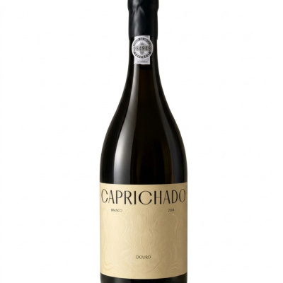 Garrafa de vinho Caprichado branco 2004 Douro com rótulo creme e selo prata no gargalo