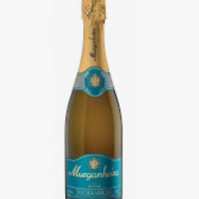 Garrafa de espumante Murganheira com rótulo azul e cápsula dourada