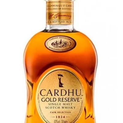 Garrafa de whisky Cardhu Gold Reserve com selo dourado e rolha de madeira