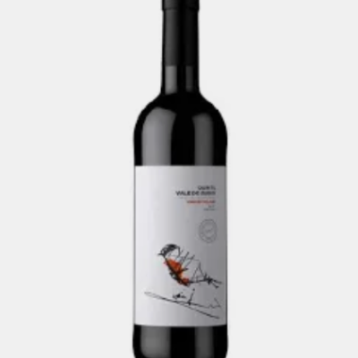 Garrafa de vinho tinto com rótulo branco e desenho de pássaro