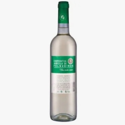 Garrafa de vinho verde com rótulo verde e branco e tampa verde.