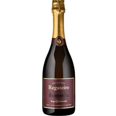 Garrafa de vinho espumante Regateiro com rótulo castanho e dourado