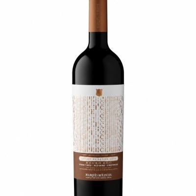 Garrafa de vinho tinto Marquês de Riscos Grand Reserva 2019 com rótulo branco e castanho e tampa castanha