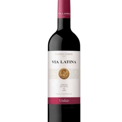 Garrafa de vinho tinto VIA LATINA com rótulo branco e vermelho