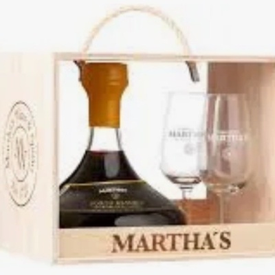 Conjunto de bebida alcoólica com copos em caixa de madeira