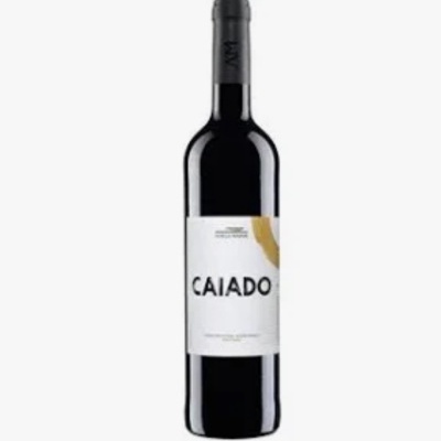Garrafa de vinho tinto com rótulo branco e texto CAIADO