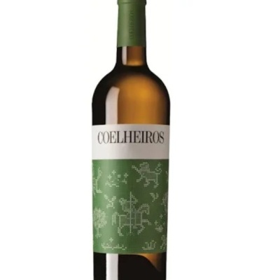 Garrafa de vinho com rótulo branco e verde com padrões pixelados e texto COELHEIROS