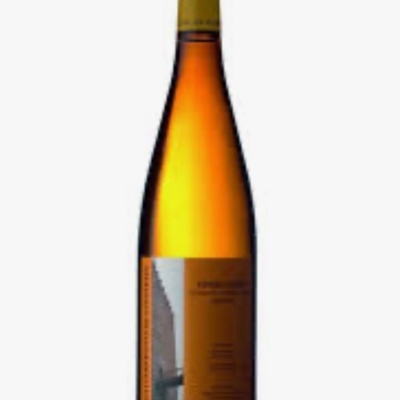 Garrafa de vinho branco com rótulo amarelo e cápsula dourada