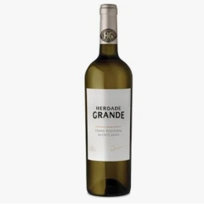 Garrafa de vinho branco Herdade Grande com rótulo branco e selo prateado no gargalo