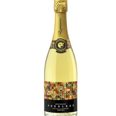 Garrafas de espumante branco com rótulos coloridos e texto e cápsula dourada