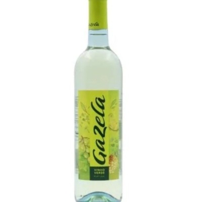 Garrafa de vinho branco Gazela Vinho Verde com rótulo amarelo e verde