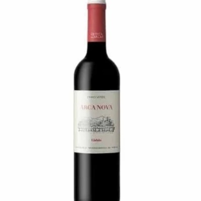 Garrafa de vinho tinto Arca Nova com rótulo branco e cápsula vermelha