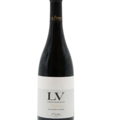 Garrafa de vinho tinto com rótulo branco e texto LV