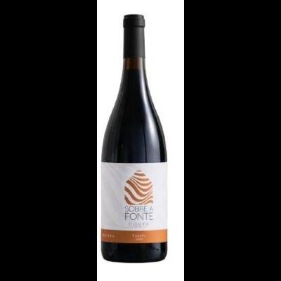 Garrafa escura de vinho com rótulo branco e marrom da marca Sobre a Fonte