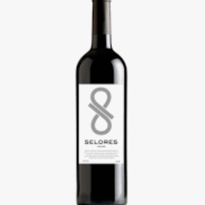 Garrafa de vinho tinto com rótulo branco e símbolo cinza.