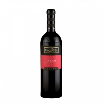 Garrafa de vinho tinto Syrah da Casa Ermelinda Freitas com rótulo preto e vermelho