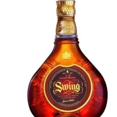 Garrafão de licor Swing em vidro âmbar com rótulo preto e dourado
