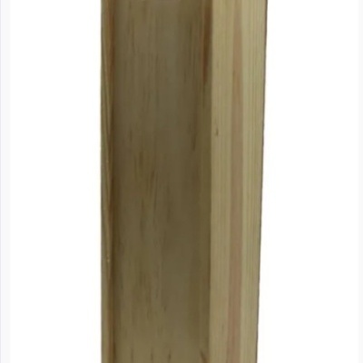 Caixa de madeira clara com alça de corda