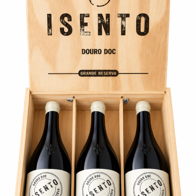 Caixa de madeira com três garrafas de vinho tinto ISENTO DOURO DOC GRANDE RESERVA