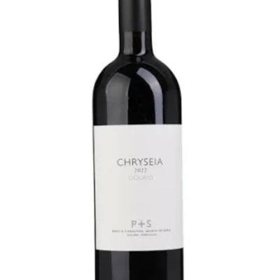 Garrafa de vinho tinto com rótulo branco e tampa preta