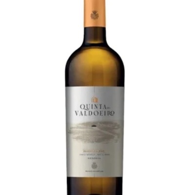 Garrafa de vinho branco Quinta do Valdoeiro com rótulo prateado e tampa laranja