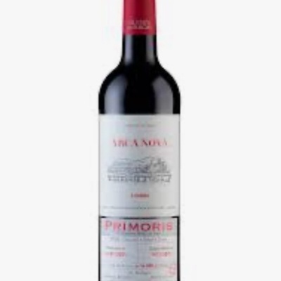 Garrafa de vinho tinto com rótulo branco e cápsula vermelha