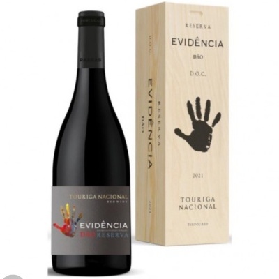 Garrafa de vinho tinto TOURIGA NACIONAL Reserva com rótulo e caixa de madeira.