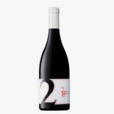 Garrafa de vinho tinto com rótulo branco e número 2 em preto.