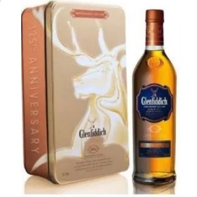 Garrafa de uísque Glenfiddich com caixa metálica dourada de edição aniversário