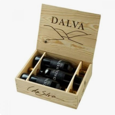 Caixa de madeira com garrafas de vinho DALWATU