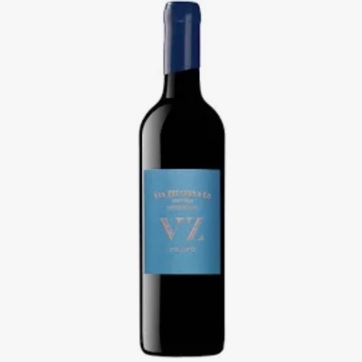Garrafa de vinho tinto com rótulo azul Van Zeller & Co