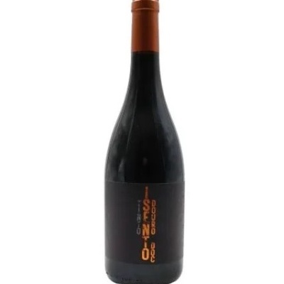 Garrafa de vinho tinto com etiqueta preta e texto laranja vertical.