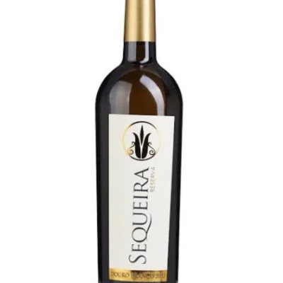 Garrafas de vinho branco Sequeira Reserva com rótulos brancos e dourados