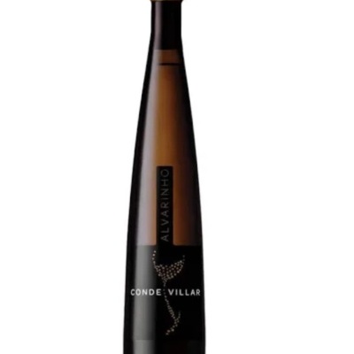 Garrafa de vinho Alvarinho Conde Villar, rótulo preto, vidro castanho