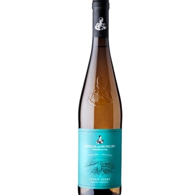 Garrafa de vinho branco Adega de Moncao com rótulo turquesa e selo prateado na tampa