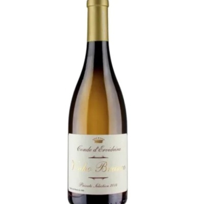 Garrafa de vinho branco Conde d'Ervideira com rótulo branco e texto dourado