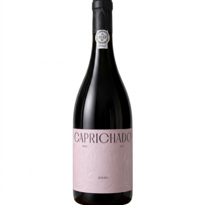 Garrafa de vinho tinto CAPRICHADO 2021 com rótulo rosa e selo