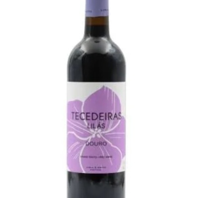 Garrafa de vinho tinto com rótulo lilás e branco do Douro