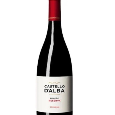 Garrafa de vinho tinto Castello D'Alba Douro Reserva com rótulo branco e tampa vermelha