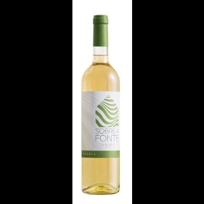 Garrafa de vinho branco Sobre a Fonte com rótulo branco e verde