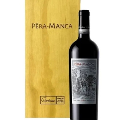 Garrafa de vinho tinto Pêra-Manca com caixa de madeira clara PÊRA-MANCA