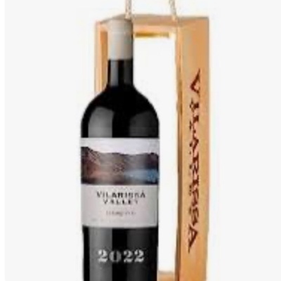 Garrafa de vinho tinto Vilariosa Valley 2022 em caixa de madeira