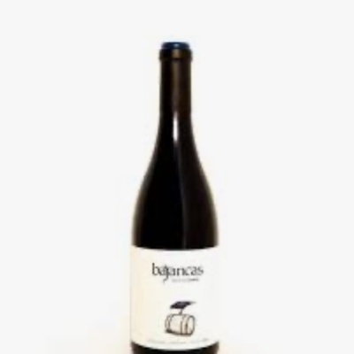 Garrafa de vinho com rótulo branco com texto balancas e desenho de barril