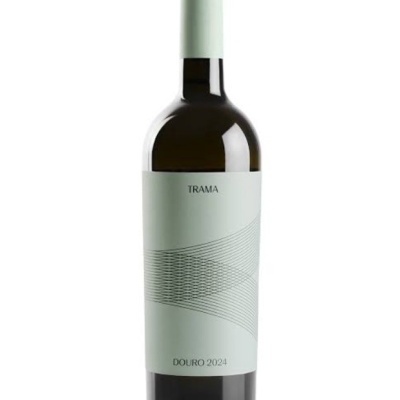 Garrafa de vinho Trama Douro 2024 com rótulo branco e design geométrico