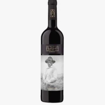 Garrafa de vinho tinto com rótulo preto e branco e imagem de um homem de chapéu